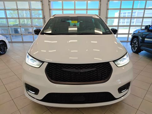 Used 2024 Chrysler Pacifica Limited FWD image 6