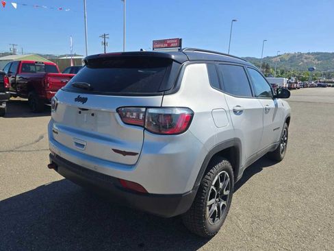 Used 2024 Jeep Compass Trailhawk AWD/4WD image 3