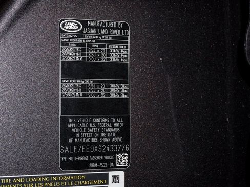 Used 2025 Land Rover Defender 110 image 29