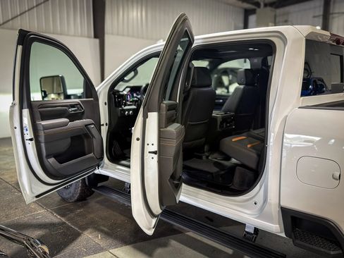 Used 2025 GMC Sierra 2500 AT4 w/ AT4 Premium Plus Package AWD/4WD image 32