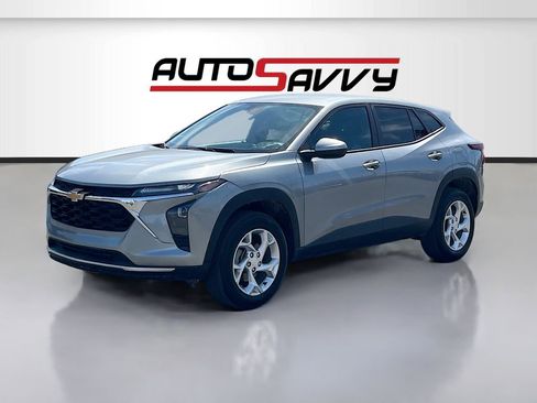 Used 2025 Chevrolet Trax LS w/ LS Convenience Package FWD image 3