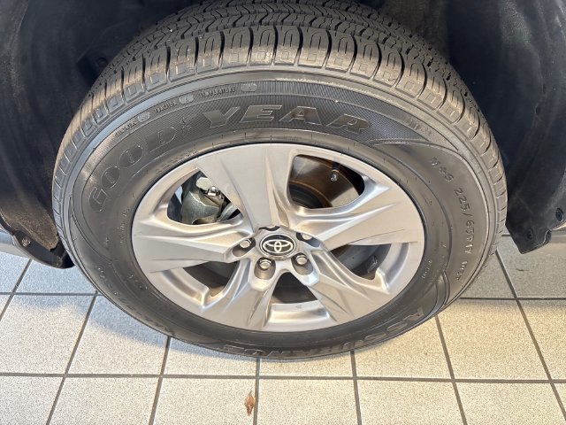Used 2025 Toyota RAV4 XLE AWD/4WD image 5