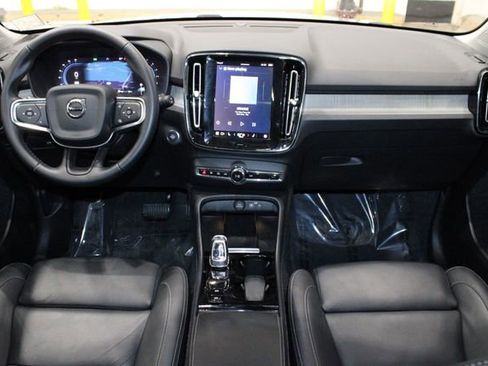 Used 2025 Volvo XC40 B5 Plus image 29