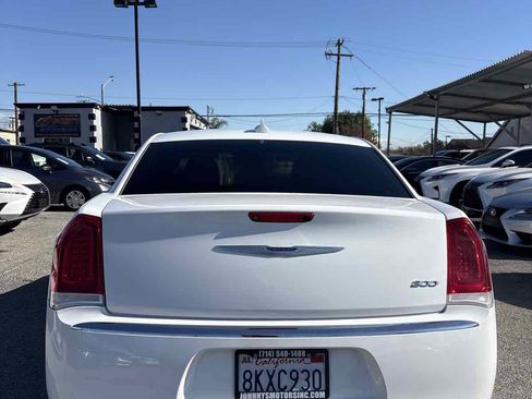 Used 2019 Chrysler 300 Touring image 4