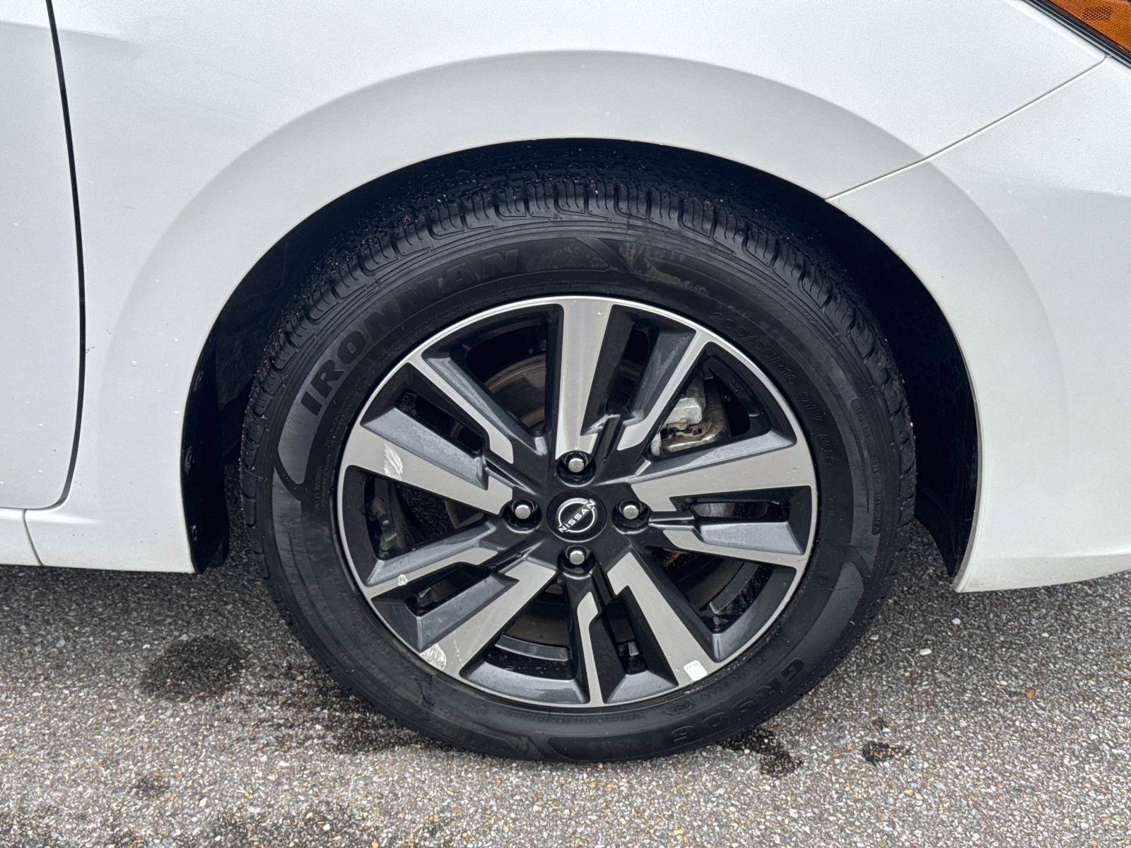 Used 2025 Nissan Versa SV FWD image 4