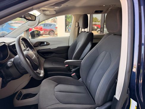 Used 2017 Chrysler Pacifica Touring FWD image 10
