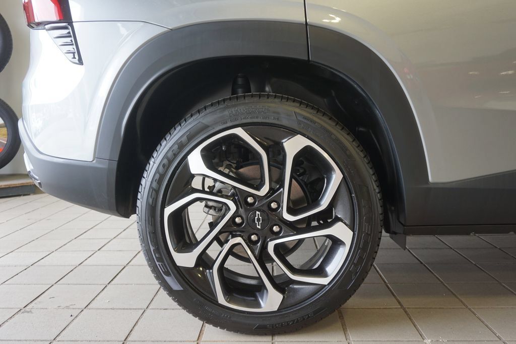Used 2024 Chevrolet Trax RS w/ Sunroof Package FWD image 33