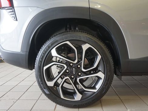 Used 2024 Chevrolet Trax RS w/ Sunroof Package FWD image 33