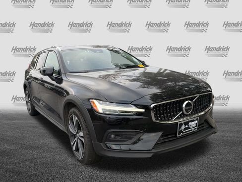 Certified 2025 Volvo V60 B5 Cross Country Plus image 2