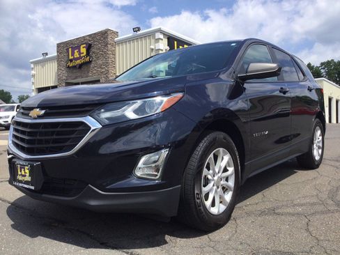 Used 2020 Chevrolet Equinox LS w/ LS Convenience Package AWD/4WD image 2
