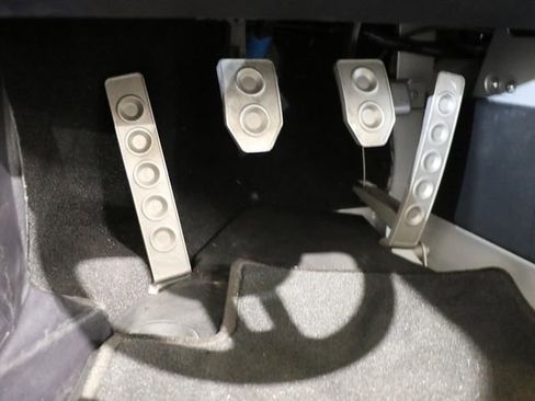 Used 2005 Ford GT Base image 28