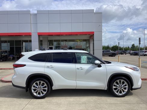 Used 2023 Toyota Highlander Limited FWD image 8