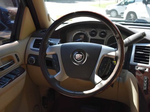 Used 2011 Cadillac Escalade Premium AWD/4WD image 17