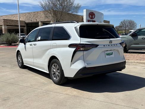 New 2026 Toyota Sienna XLE image 3