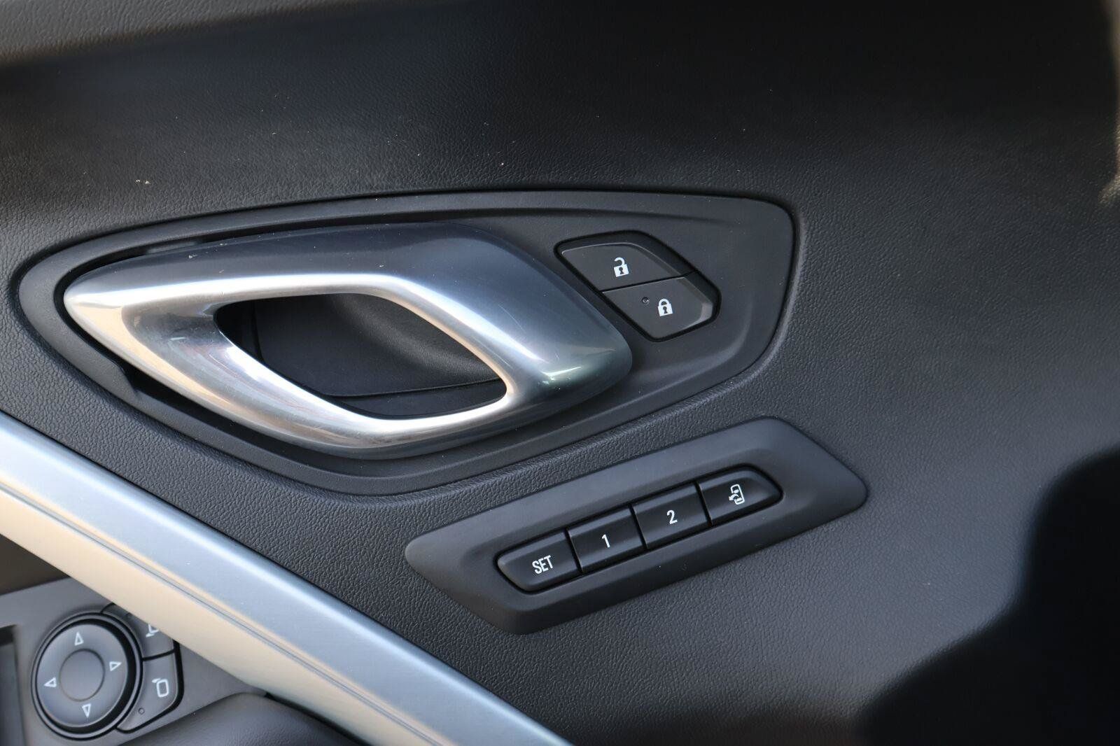 Used 2018 Chevrolet Camaro LT RWD image 15