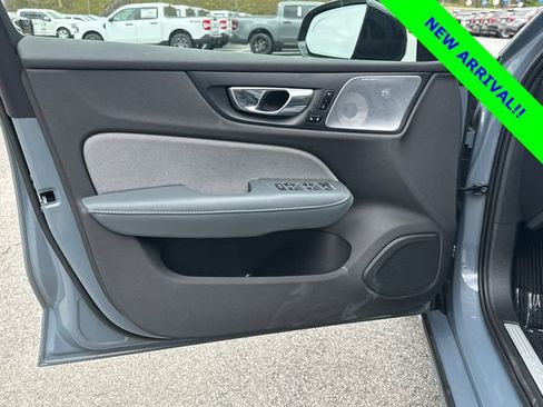 Used 2022 Volvo S60 B5 R-Design image 10