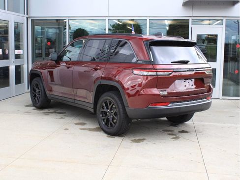 Used 2026 Jeep Grand Cherokee Altitude AWD/4WD image 8