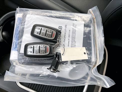 Used 2023 Chrysler Pacifica Touring-L image 14