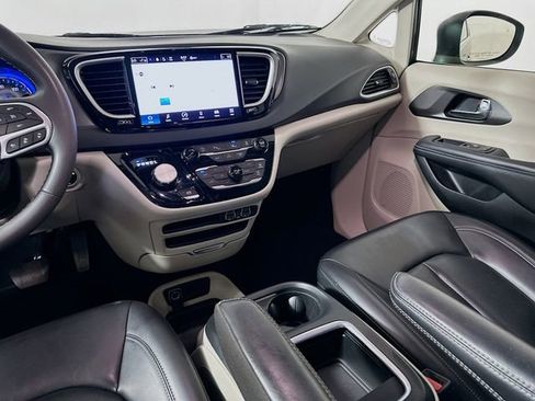 Used 2023 Chrysler Pacifica Touring-L FWD image 24