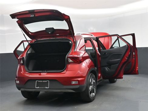 Used 2024 Hyundai Venue Limited image 29
