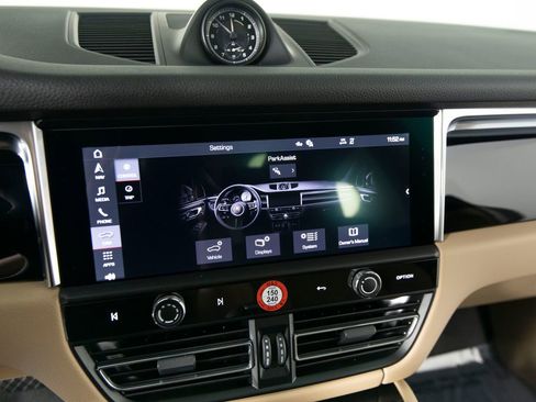 New 2026 Porsche Macan AWD/4WD image 25