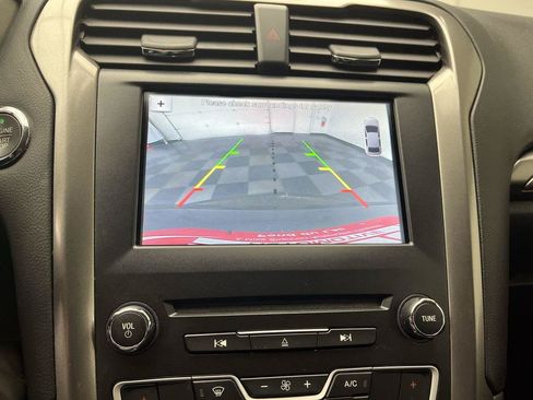 Used 2017 Ford Fusion SE w/ Fusion SE Technology Package FWD image 5