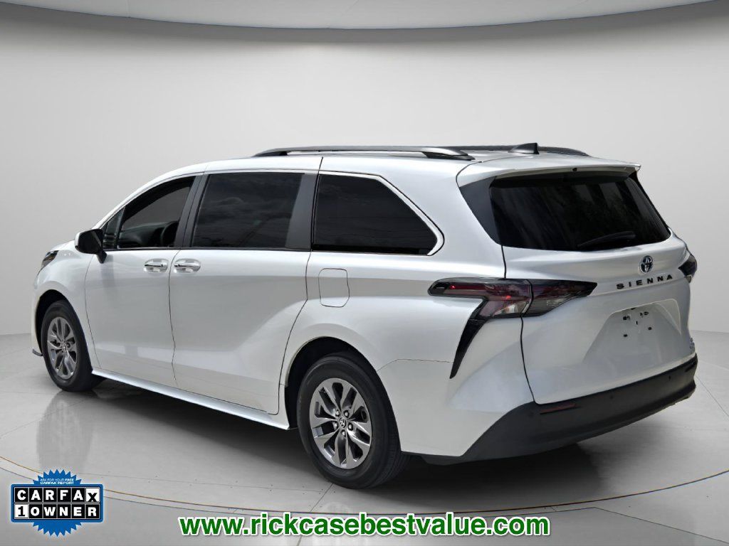 Used 2024 Toyota Sienna XLE FWD image 8