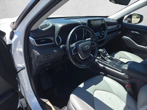 Used 2022 Toyota Highlander Bronze Edition FWD image 10