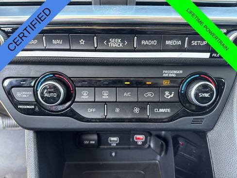 Used 2020 Kia Niro EX Premium FWD image 29