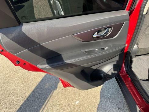 Used 2016 Nissan Rogue SV image 11