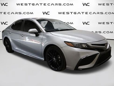 Used 2022 Toyota Camry SE image 1