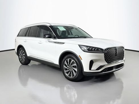 Used 2026 Lincoln Aviator 2WD image 3