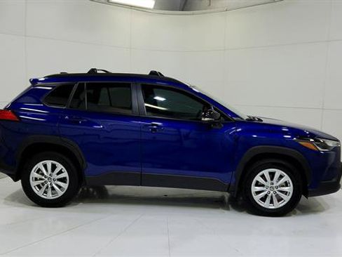 Used 2025 Toyota Corolla Cross LE FWD image 9