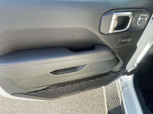 Used 2022 Jeep Wrangler Unlimited Sahara w/ Safety Group image 15