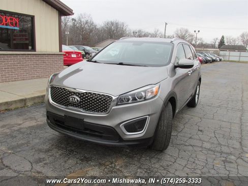 Used 2016 Kia Sorento LX w/ LX Convenience Package image 3
