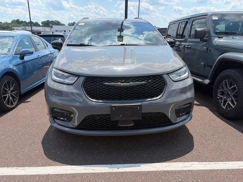 Used 2025 Chrysler Pacifica Limited FWD image 2