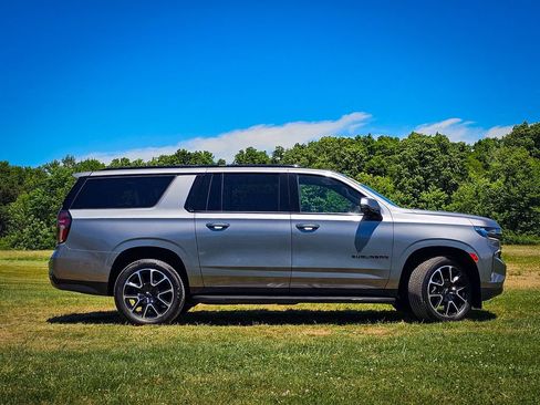 Used 2022 Chevrolet Suburban RST w/ Luxury Package AWD/4WD image 2
