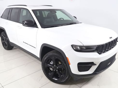 Used 2024 Jeep Grand Cherokee Altitude AWD/4WD image 15