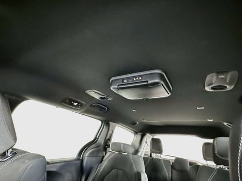 Used 2019 Chrysler Pacifica Touring Plus w/ Advanced Safetytec Group FWD image 21