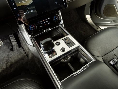 Used 2023 Land Rover Range Rover SV image 18