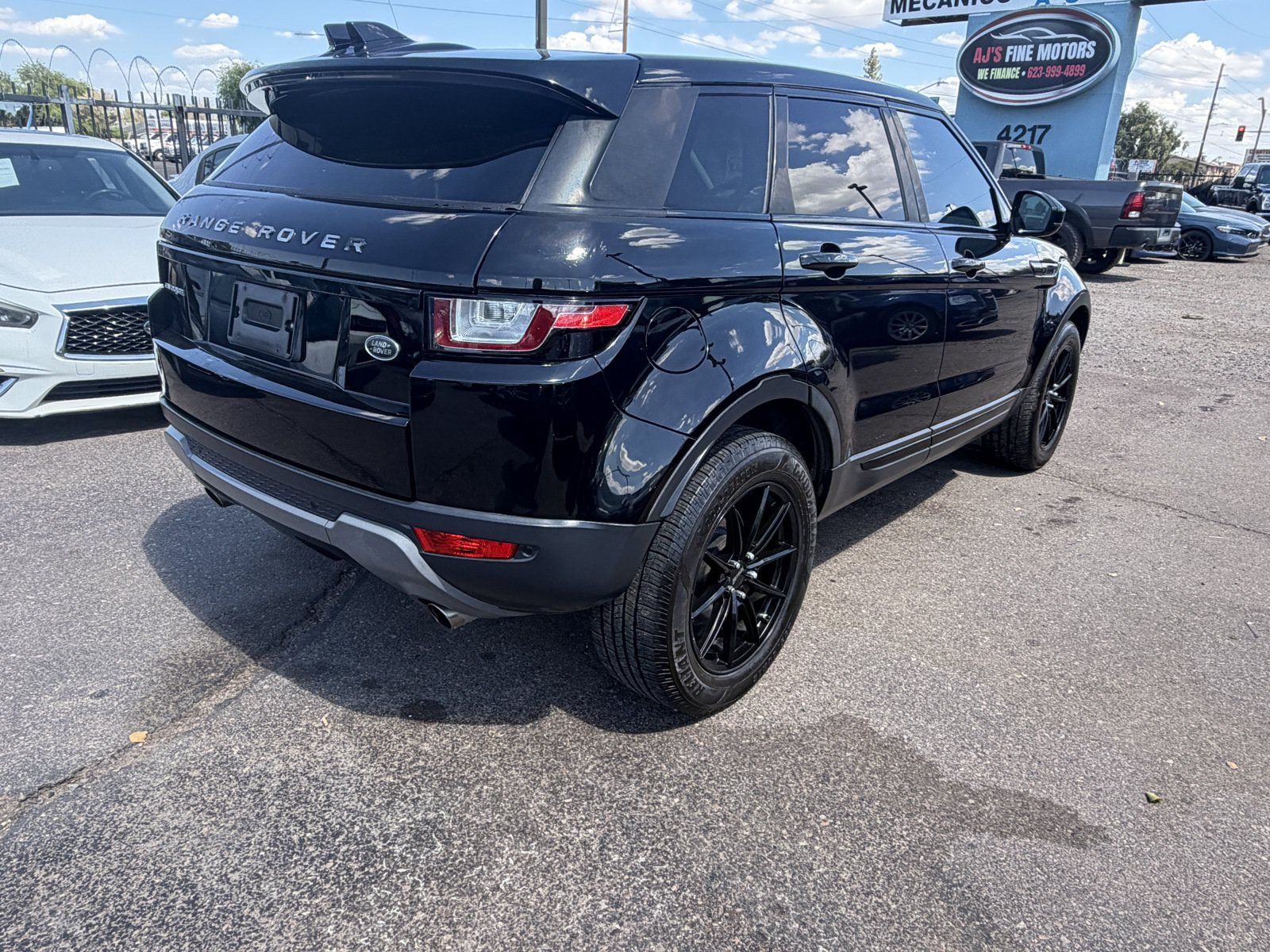 Used 2018 Land Rover Range Rover Evoque SE Premium AWD/4WD image 4