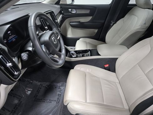 Used 2024 Volvo XC40 B5 Plus image 10