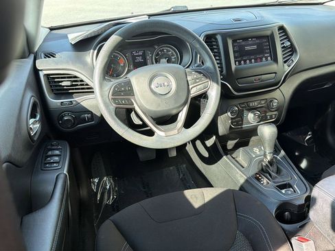 Used 2020 Jeep Cherokee Latitude FWD image 18