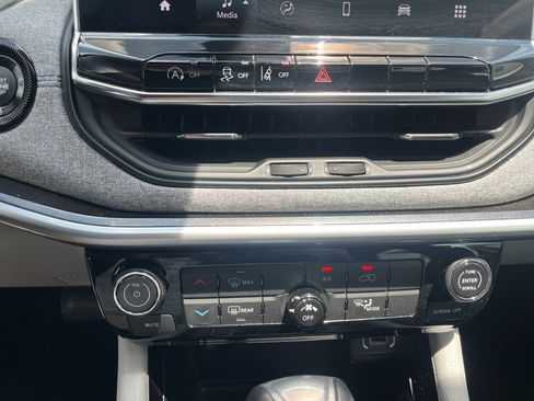 Used 2024 Jeep Compass Latitude image 10