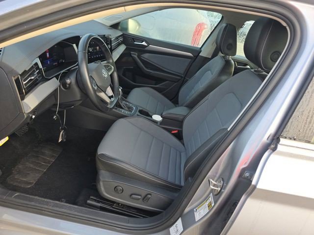 Used 2025 Volkswagen Jetta SE FWD image 8