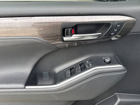 Used 2023 Toyota Highlander Platinum image 10