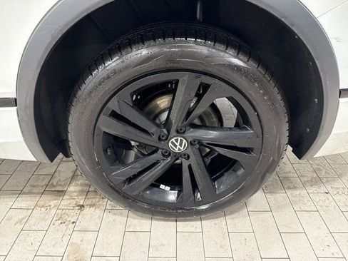Certified 2023 Volkswagen Tiguan SE R-Line image 32