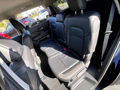 Used 2025 Nissan Pathfinder SL image 21