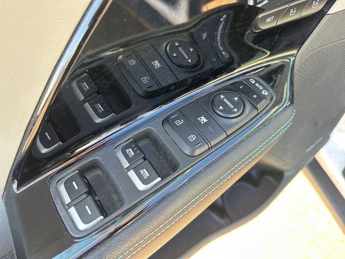 Used 2022 Kia Niro EX Premium image 11