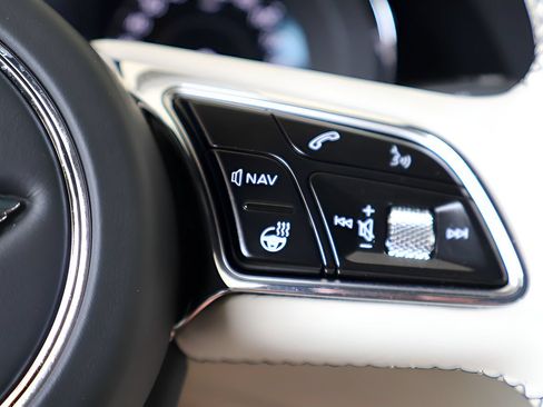 Used 2024 Bentley Bentayga AWD/4WD image 24